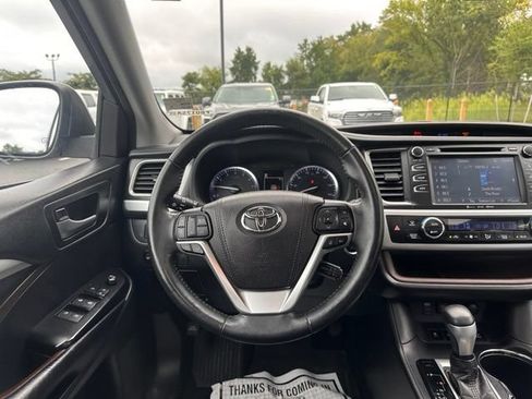 Used 2018 Toyota Highlander XLE AWD/4WD image 20