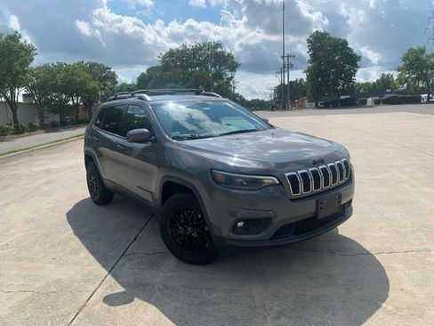 Used 2019 Jeep Cherokee Latitude Plus w/ Cold Weather Group AWD/4WD image 4
