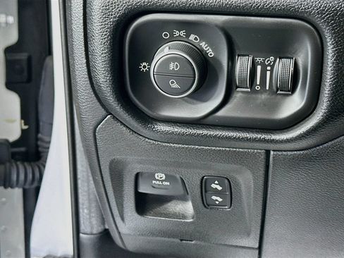 Used 2019 RAM 1500 Laramie AWD/4WD image 10