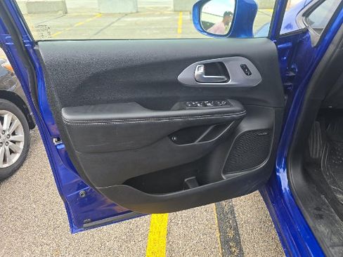 Used 2019 Chrysler Pacifica Limited w/ Advanced Safetytec Group FWD image 17