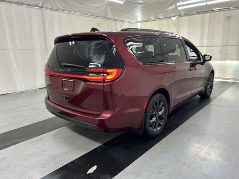 Used 2023 Chrysler Pacifica Touring-L w/ Uconnect Theater Family Group AWD/4WD image 2