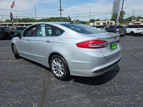 Used 2017 Ford Fusion SE FWD image 4