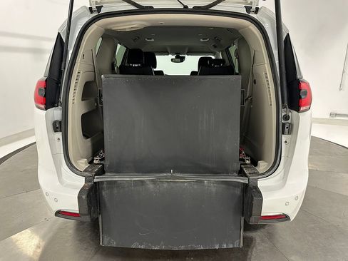 Used 2022 Chrysler Pacifica Touring-L FWD image 14