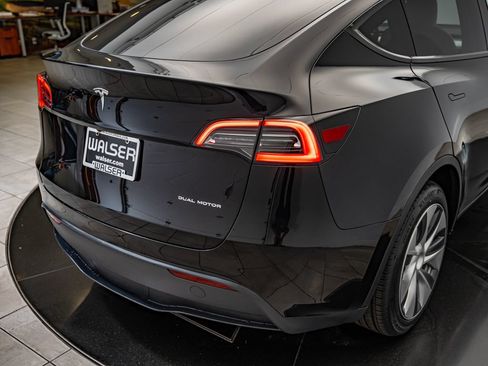 Used 2024 Tesla Model Y Long Range AWD/4WD image 15