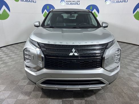 Used 2022 Mitsubishi Outlander SE image 2