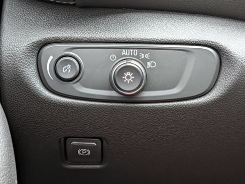 Used 2025 Chevrolet Blazer LT FWD image 17