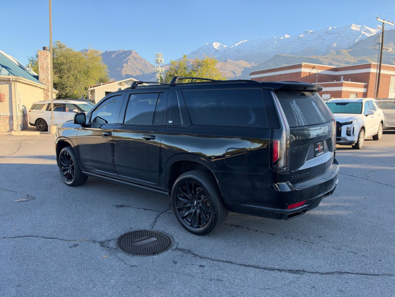 Used 2023 Cadillac Escalade ESV Sport Platinum w/ LPO, ONYX Package AWD/4WD image 3