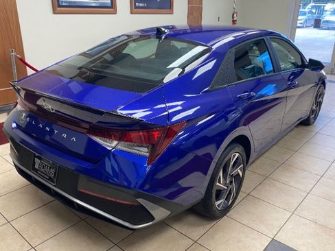 Used 2025 Hyundai Elantra Sport FWD image 2