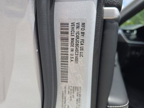 Used 2025 Jeep Grand Cherokee Limited w/ Black Appearance Package image 29