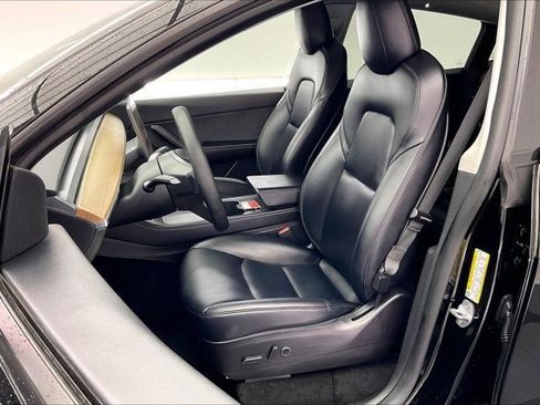 Used 2022 Tesla Model Y Long Range image 18