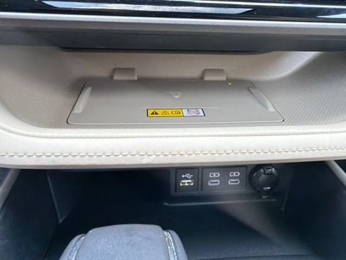 Used 2023 Toyota Highlander XLE AWD/4WD image 25