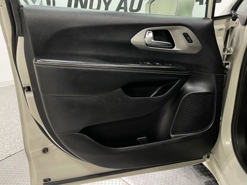 Used 2021 Chrysler Pacifica Limited w/ S Appearance Package AWD/4WD image 15