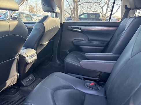 Used 2021 Toyota Highlander Platinum image 10