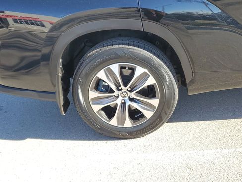 Certified 2023 Toyota Highlander XLE image 5