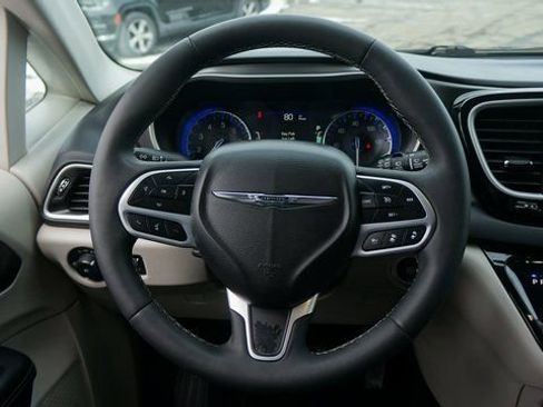 Used 2024 Chrysler Pacifica Touring-L image 13