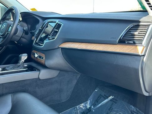 Used 2022 Volvo XC90 T6 Momentum image 9