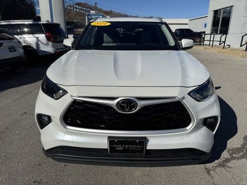 Used 2022 Toyota Highlander XLE image 3
