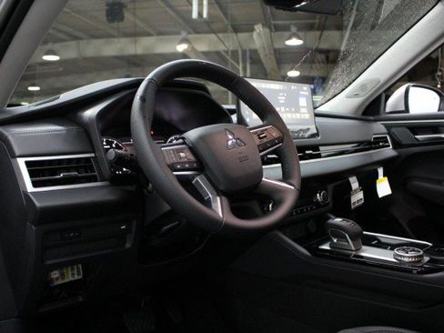 New 2025 Mitsubishi Outlander SE image 5