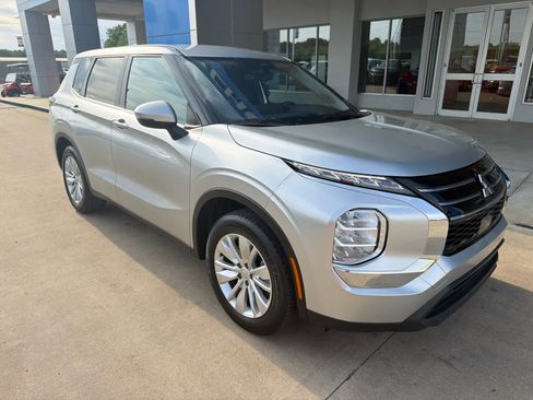 Used 2025 Mitsubishi Outlander ES FWD image 8