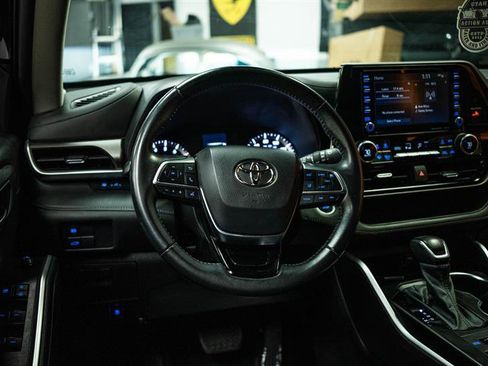 Used 2021 Toyota Highlander LE w/ Protection Package #3 (TMS) AWD/4WD image 16