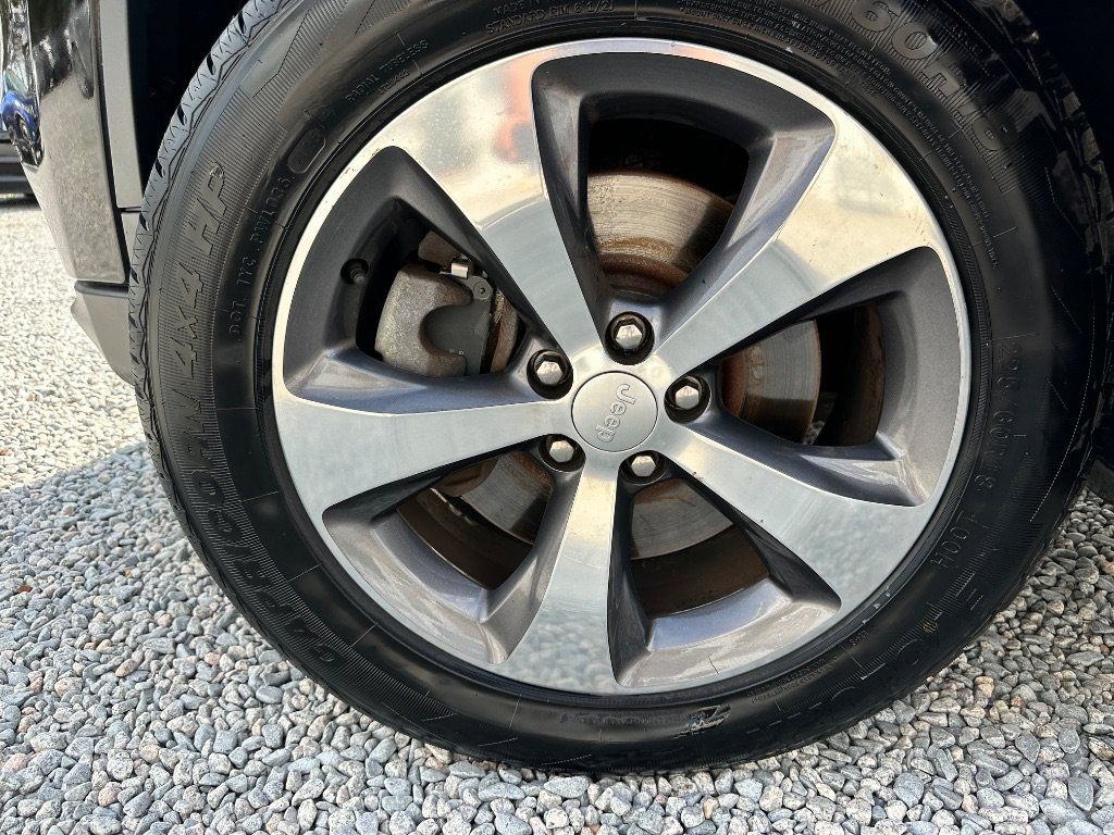 Used 2019 Jeep Cherokee Limited AWD/4WD image 13