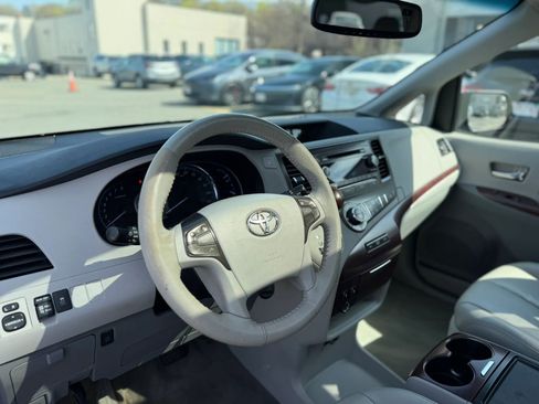 Used 2012 Toyota Sienna XLE FWD image 18