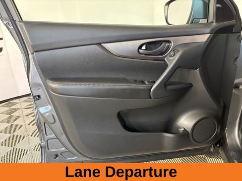 Used 2021 Nissan Rogue Sport S image 9