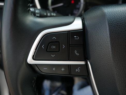 Used 2024 Toyota Highlander XLE AWD/4WD image 27