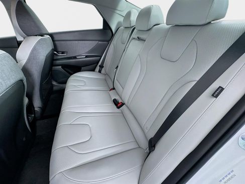 Certified 2025 Hyundai Elantra Limited image 24