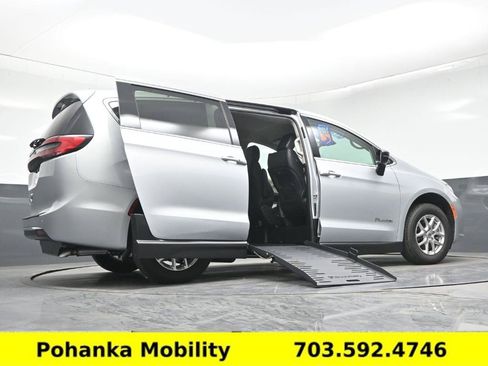 Used 2024 Chrysler Pacifica Touring-L FWD image 11
