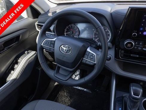 Used 2024 Toyota Highlander LE image 25