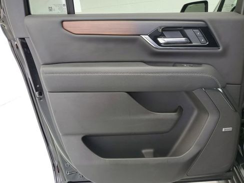 Used 2025 GMC Yukon XL Denali AWD/4WD image 16