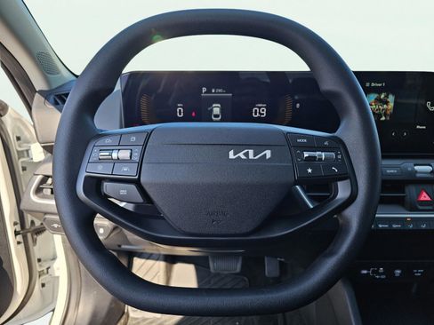 New 2025 Kia K4 LXS image 18