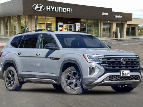 Used 2024 Volkswagen Atlas Peak Edition SEL AWD/4WD image 2