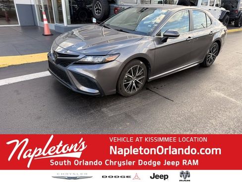 Used 2023 Toyota Camry SE image 1