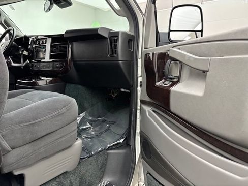 Used 2019 Chevrolet Express 2500 RWD image 21