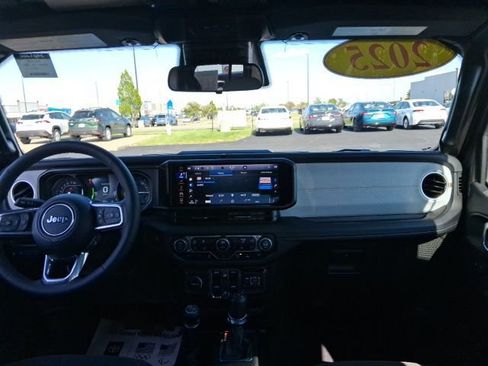 Used 2025 Jeep Wrangler Unlimited Sahara w/ Safety Group image 11