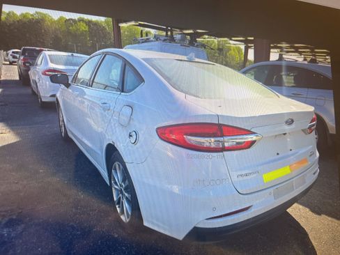 Used 2019 Ford Fusion SE image 4