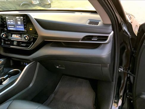 Used 2022 Toyota Highlander XLE FWD image 18