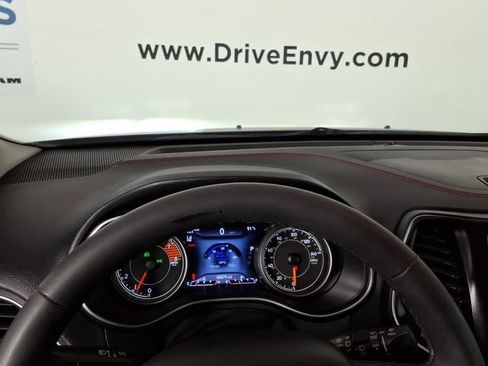 Used 2022 Jeep Cherokee Trailhawk w/ Comfort/Convenience Group AWD/4WD image 27