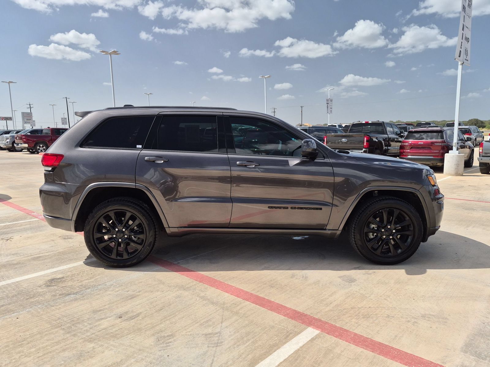Used 2021 Jeep Grand Cherokee Laredo X AWD/4WD image 2