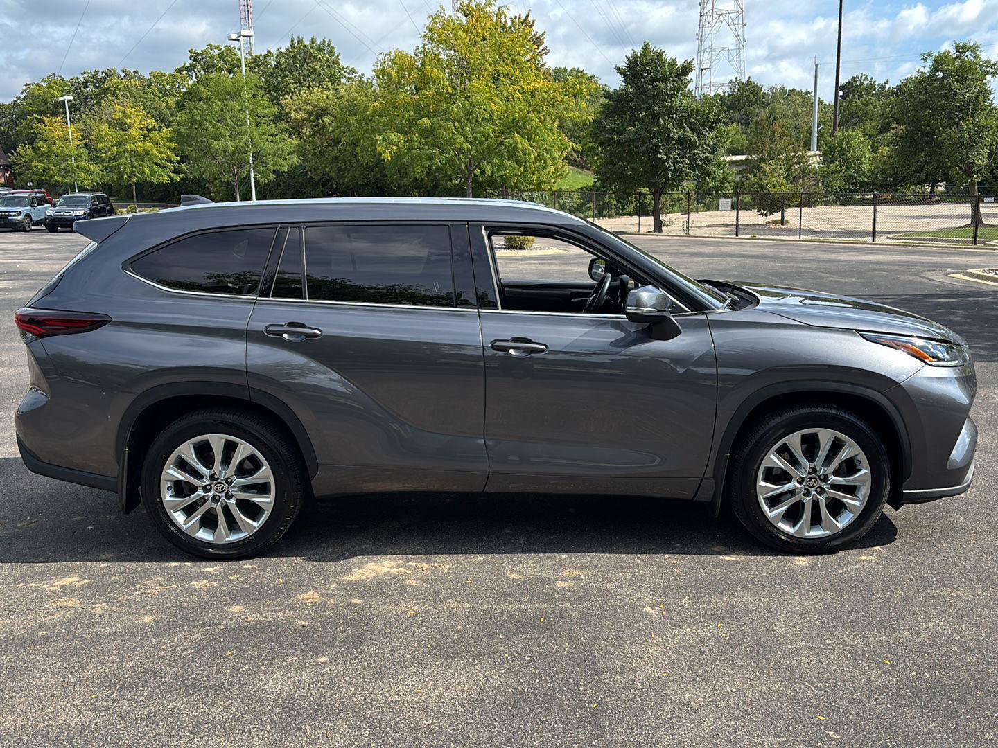 Used 2024 Toyota Highlander Limited AWD/4WD image 8