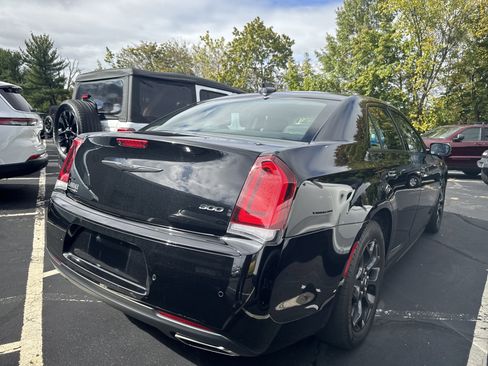 Used 2022 Chrysler 300 Touring L w/ Popular Equipment Group image 7