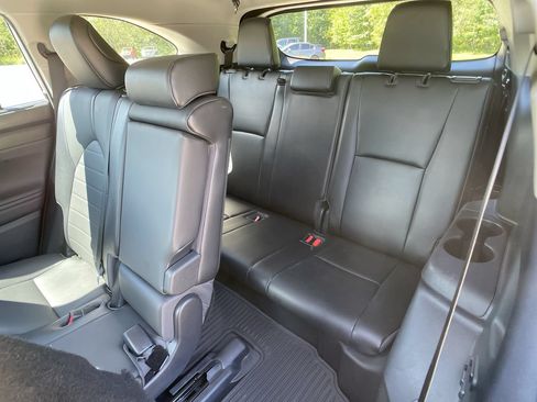 Used 2021 Toyota Highlander XLE AWD/4WD image 27