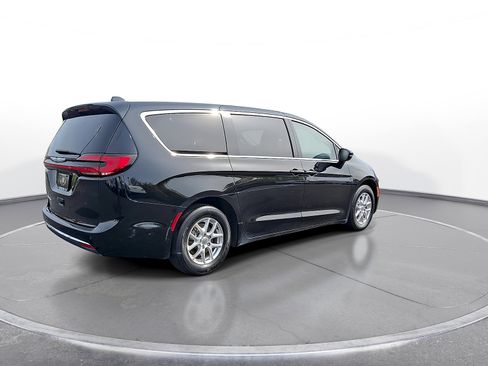 Used 2024 Chrysler Pacifica Touring-L FWD image 8