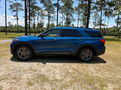 Used 2022 Ford Explorer XLT w/ Equipment Group 202A RWD image 2