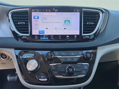 Used 2023 Chrysler Pacifica Touring-L image 18