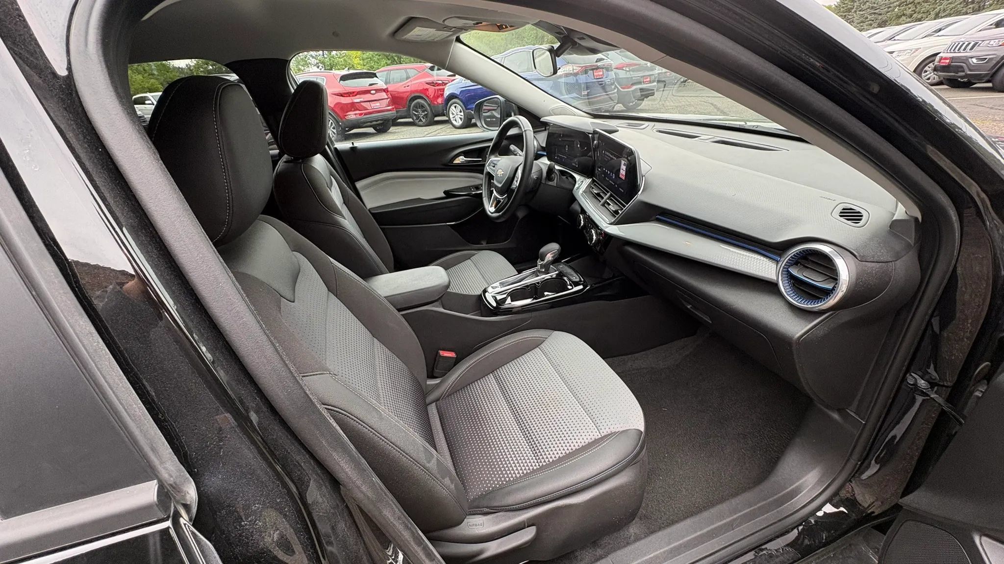 Used 2025 Chevrolet Trax LT w/ LT Convenience Package FWD image 28