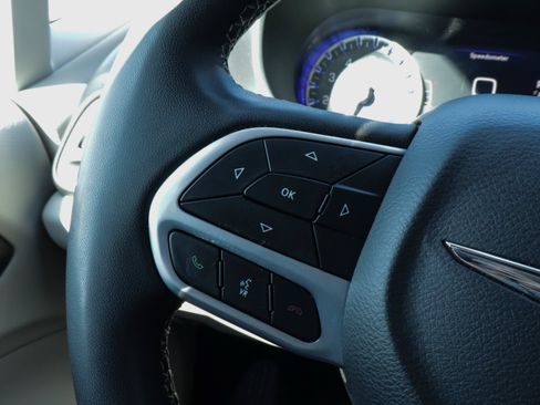 Used 2023 Chrysler Pacifica Touring-L FWD image 28
