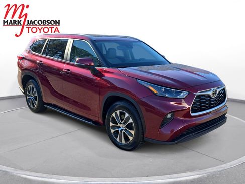 Used 2023 Toyota Highlander XLE image 5